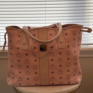 MCM Visetos Medium Liz Reversible Shopper Tote in Powder Pink
